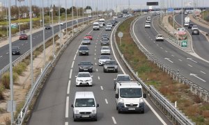 Aspecto que presenta el tráfico en el kilómetro 20 de la A-5, este viernes en Madrid. Tras dos años en los que la pandemia del coronavirus ha condicionado la Semana Santa por las restricciones a la movilidad, la Dirección General de Tráfico (DGT) pone en