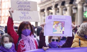 Una mujer porta una pancarta que reza 'Gallardo, Abascal, no nos vais a parar', en una manifestación por la defensa de los derechos de las mujeres, colocadas en el suelo de la plaza Mayor, a 2 de abril de 2022, en Valladolid, Castilla y León