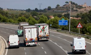 Vehicles circulant per l'AP-7 a l'altura de Banyeres del Penedès durant la primera setmana sense peatges.