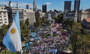 13/04/2022 Vista aérea de una manifestación en Buenos Aires solicitando más ayudas sociales ante la elevada inflación en Argentina
