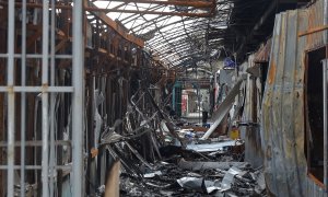 17/04/2022 Una persona, entre los restos de un mercado destrozado por un ataque militar en Sievierodonetsk, en la región de Luhansk (Ucrania)