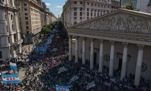 13/04/2022 Vista aérea de una protesta en Buenos Aires para exigir más ayudas sociales