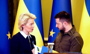 La presidenta de la Comisión Europea, Ursula von der Leyen (L), habla con el presidente ucraniano Volodymyr Zelensky durante una conferencia de prensa después de su reunión, a 8 de abril de 2022.