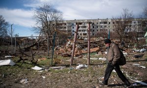Un hombre junto a un edificio dañado por los combates en la región de Kiev Fecha: 09/04/2022.