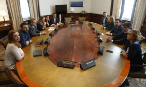 21/04/2022.- El presidente de la Generalitat de Cataluña, Pere Aragonès (3d), fotografiado durante su reunión este jueves al Congreso de los Diputados en Madrid para reunirse con representantes de los partidos que han denunciado haber sido víctimas de "es