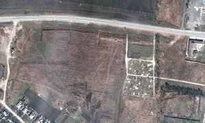 Imágenes del satélite Maxar que muestra lo que parecen ser fosas comunes en Mariupol