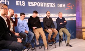 El president de la Federació Catalana d'Esports d'Hivern, David Samper, a la dreta del tot acompanyat d'esportistes a l'acte de la campanya pel 'sí'.