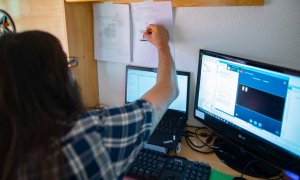 (11/09/2020) Un hombre teletrabajando desde su casa con un portátil. (Archivo)