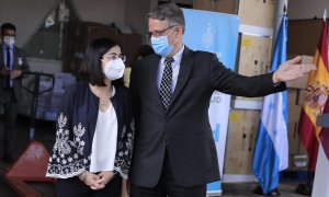 La ministra española de Sanidad, Carolina Darias (d), junto al ministro de Salud de Honduras, José Manuel Matheu (i), participan en la donación de 254.000 vacunas pediátricas contra la covid-19 procedentes de España el 28 de abril de 2022.