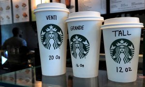 04/05/2022. Vasos de Starbucks en una cafetería de Manhattan, Nueva York, a 16 de febrero de 2022.