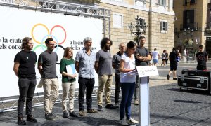 Representants d'entitats ecologistes presenten a la plaça de Sant Jaume la campanya Barcelona'22, que proposa un peatge urbà per transformar la mobilitat.