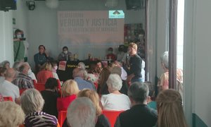 (18/5/2022) Científicos, periodistas y familias de las víctimas asisten a la presentación de la plataforma Verdad y Justicia en la librería Traficantes de Sueños (Madrid).