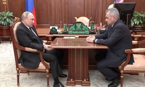 El presidente de Rusia, Vladímir Putin, y el ministro de Defensa ruso, Serguéi Shoigú, durante una reunión, a 21 de abril de 2022.