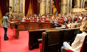 Diputats del Parlament aplaudeixen la portaveu d'ERC, Marta Vilalta, després del seu discurs al ple de la cambra catalana.