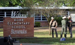 26/05/2022 - Agentes de Policía trabajan en la escena del tiroteo masivo en la Escuela Primaria Robb, en Uvalde, Texas, Estados Unidos a 25 de mayo de 2022