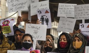 Activistas sociales se reúnen con pancartas durante una protesta contra un ataque con ácido a una niña en Srinagar el 2 de febrero de 2022.