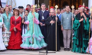 El presidente de la Junta, Juanma Moreno, en la ermita de la Virgen del Rocío, sostiene la vara de hermano mayor de la Hermandad Matriz de Almonte.