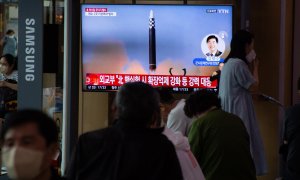 La gente ve un segmento de noticias relacionado con el lanzamiento de un misil de Corea del Norte, en una estación en Seúl, Corea del Sur, el 5 de junio de 2022.