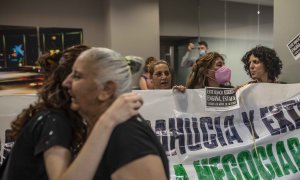 Miembros de la PAH Vallecas durante una protesta en una oficina de CaixaBank para exigir una negociación con el banco para evitar 13 desahucios.