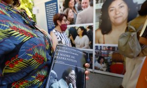 Lectores esperan este sábado para leer fragmentos de una de las obras de Almudena Grandes durante un homenaje a la escritora en el parque del Retiro