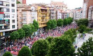 Miles de personas marchan en Santander durante el inicio de la huelga indefinida en el sector del metal de Cantabria, iniciada el pasado 2 de junio.