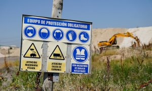 16/06/2022. Un cartel obras en la zona perteneciente a la explotación minera de Tolsadeco, a 9 de junio de 2021, en Madrid.