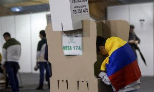 (19/6/2022) Un ciudadano votando durante las elecciones colombianas en Bogotá.