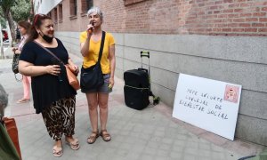 Rosi Santiago (izquierda) durante una protesta en el Área de Familias, Igualdad y Bienestar Social del Ayuntamiento de Madrid para buscar una solución ante su segundo desahucio.