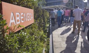 Concentración de trabajadores de Abengoa a las puertas de la sede en Palmas Altas (Sevilla) para reclamar el rescate de la empresa. E.P./Joaquin Corchero