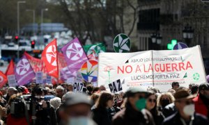 03/04/2022-Un grupo de manifestantes, con banderas y una pancarta que dice 'NO A LA GUERRA, Luchemos por la Paz', en una marcha para pedir el cese de la guerra en Ucrania, a 3 de abril, en Madrid