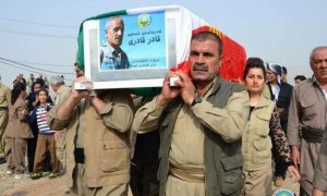 Un momento del entierro de Qader Qaderi, cuya imagen aparece en el féretro junto al emblema del Partido Democrático del Kurdistán de Irán.