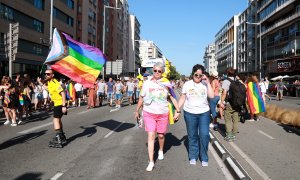 Una parella de dones desfilen a la Pride de Barcelona dedicada a la visibilitat lèsbica.