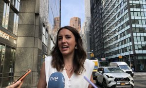 La ministra española de Igualdad, Irene Montero, habla con los periodistas, este viernes 1 de julio de 2022, desde Nueva York.