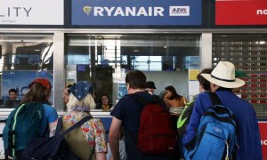 Varias personas se acercan a las ventanillas de la compañía aérea Ryanair en el aeropuerto Costa del Sol, a 1 de julio de 2022 en Málaga.