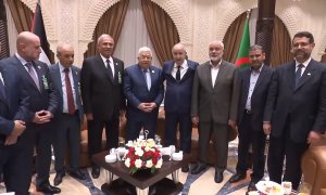 El presidente de Argelia, Abdelmajid Tebboune reúne al presidente palestino, Mahmoud Abbas y al jefe del buró político de Hamás, Ismail Haniyeh, en Argel a 5 de julio de 2022.