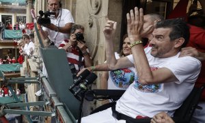 06/07/2022. El exfutbolista Juan Carlos Unzué da el chupinazo desde el balcón del Ayuntamiento en la Plaza Consistorial de Pamplona que da comienzo a los Sanfermines 2022, a 6 de julio de 2022.