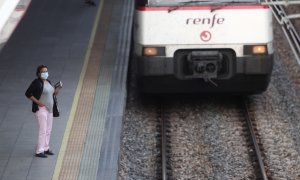 Una pasajera espera en el andén de la estación de tren de Renfe de Alcorcón, en Alcorcón, Madrid, (España), a 16 de septiembre de 2020. (Archivo).