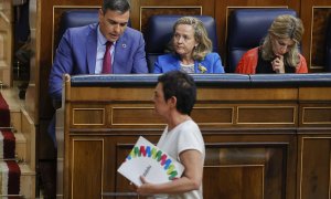 La portavoz de EH Bildu, Mertxe Aizpurua, pasa por delante del presidente del Gobierno, Pedro Sánchez, durante el debate sobre el Estado de la Nación, a 13 de julio de 2022.