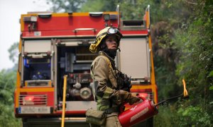 Agente de las Brigadas de Refuerzo en Incendios Forestales (BRIF) realiza labores de extinción durante un incendio, a 15 de julio de 2022, en Samos, Lugo, Galicia