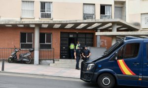 (7/7/22) Varios agentes de Policía Nacional en la puerta de una vivienda donde se ha realizado un registro policial, a 7 de julio de 2022, en Ceuta (Archivo).