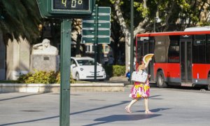 21/07/2022 - Una mujer se abanica en Zaragoza el lunes 18 de julio para combatir las altas temperaturas.