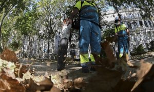 22/07/2022- Dos empleados de los sevicios de limpieza este jueves en el centro de Madrid, durante la jornada en la que los sindicatos CCOO y UGT han convocado una manifestación contra los accidentes laborales tras el fallecimiento de dos operarios de la l