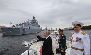 El presidente de Rusia, Vladimir Putin, da un discurso delante de un buque en el Día de la Armada en San Petersburgo este 31 de julio de 2022.