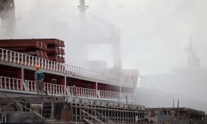 Una foto del folleto proporcionada por el Servicio de Prensa Presidencial de Ucrania muestra el carguero 'Polarnet' cargado con granos mientras el presidente ucraniano Zelensky y los embajadores de los países del G7 visitan el puerto de Odesa, Ucrania, el