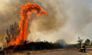 Efectivos del servicio de extinción de incendios trabaja en el fuego declarado en A Cañiza (Pontevedra), a 31 de julio de 2022.