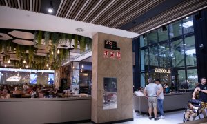 (2/8/22) Un termómetro ambiental marca 27,5 grados en la entrada de un restaurante del Centro Comercial Xanadú, a 2 de agosto de 2022, en Madrid.