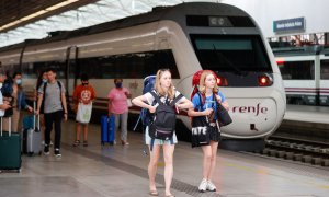 Viajeros salen de un tren de largo recorrido este viernes en la estación de Renfe de Bilbao.