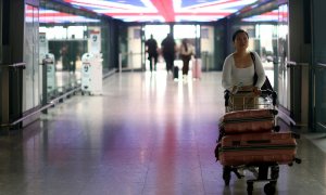 Una pasajera traslada su equipaje en un carrito en la Terminal 5 del aeropuerto londinense de Heathrow . REUTERS/Hannah McKay