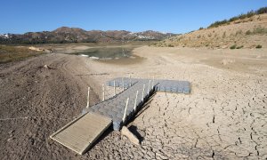 El pantano de La Viñuela situado en el término de Vélez Málaga se acerca a sus cifras mínimas históricas donde el embalse se encuentra al 12% de su capacidad, donde no llueve desde el pasado invierno y abastece a cerca de doscientos mil habitantes de 14 m