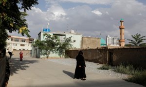 11/08/2022. Una mujer pasea por las calles de Kabul, en Afghanistán, a 4 de agosto de 2022.